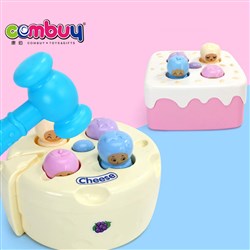 CB621675 - The baby on the fruit cake