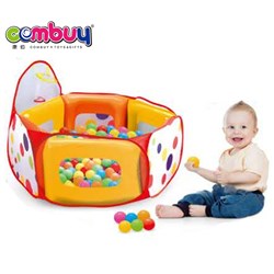 CB772500 - The pool pool is equipped with an air filled bladder with 200 balls.